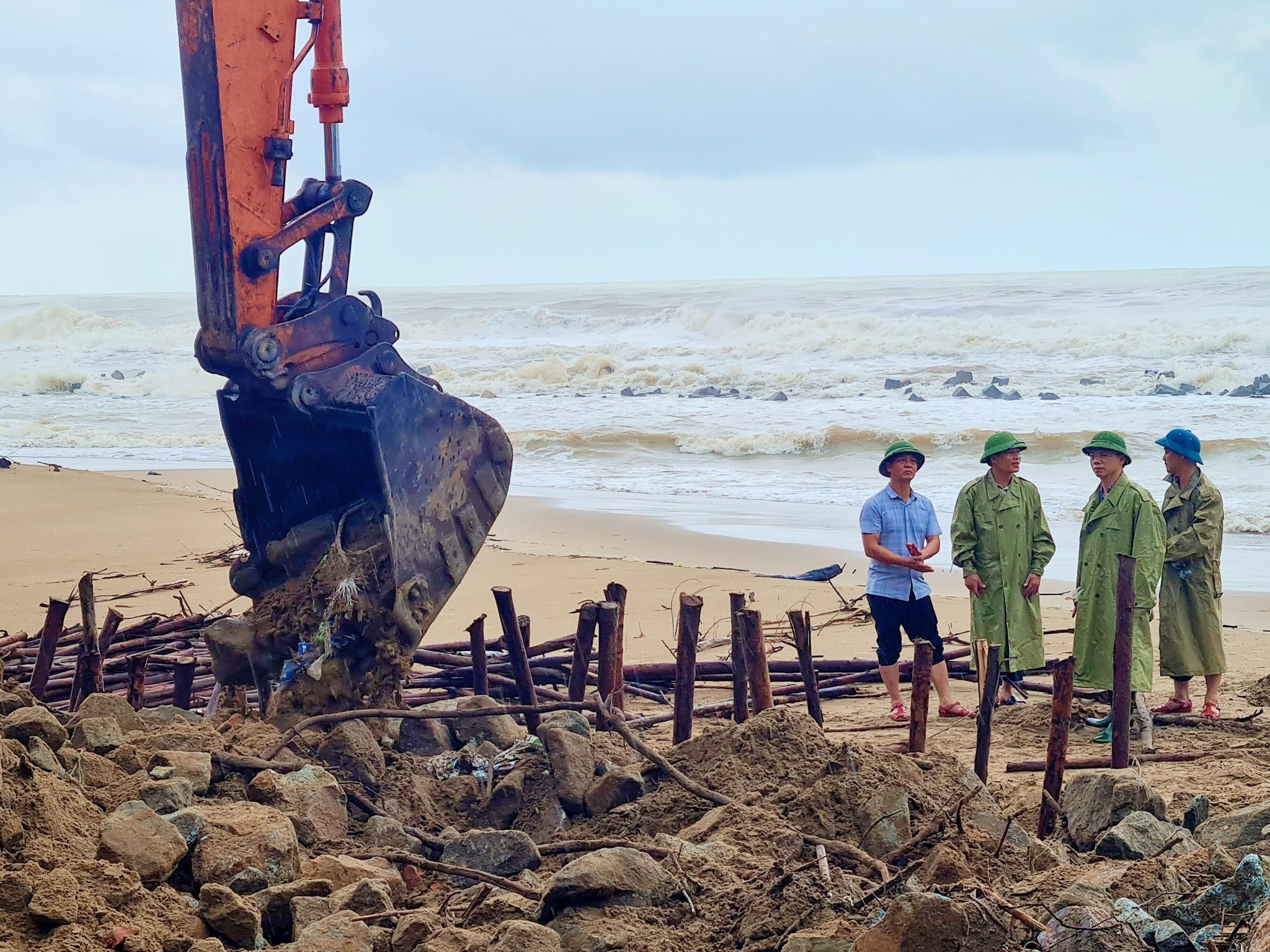 Hà Tĩnh: Hàng trăm người đội mưa gia cố đê biển phòng chống bão số 10- Ảnh 2.