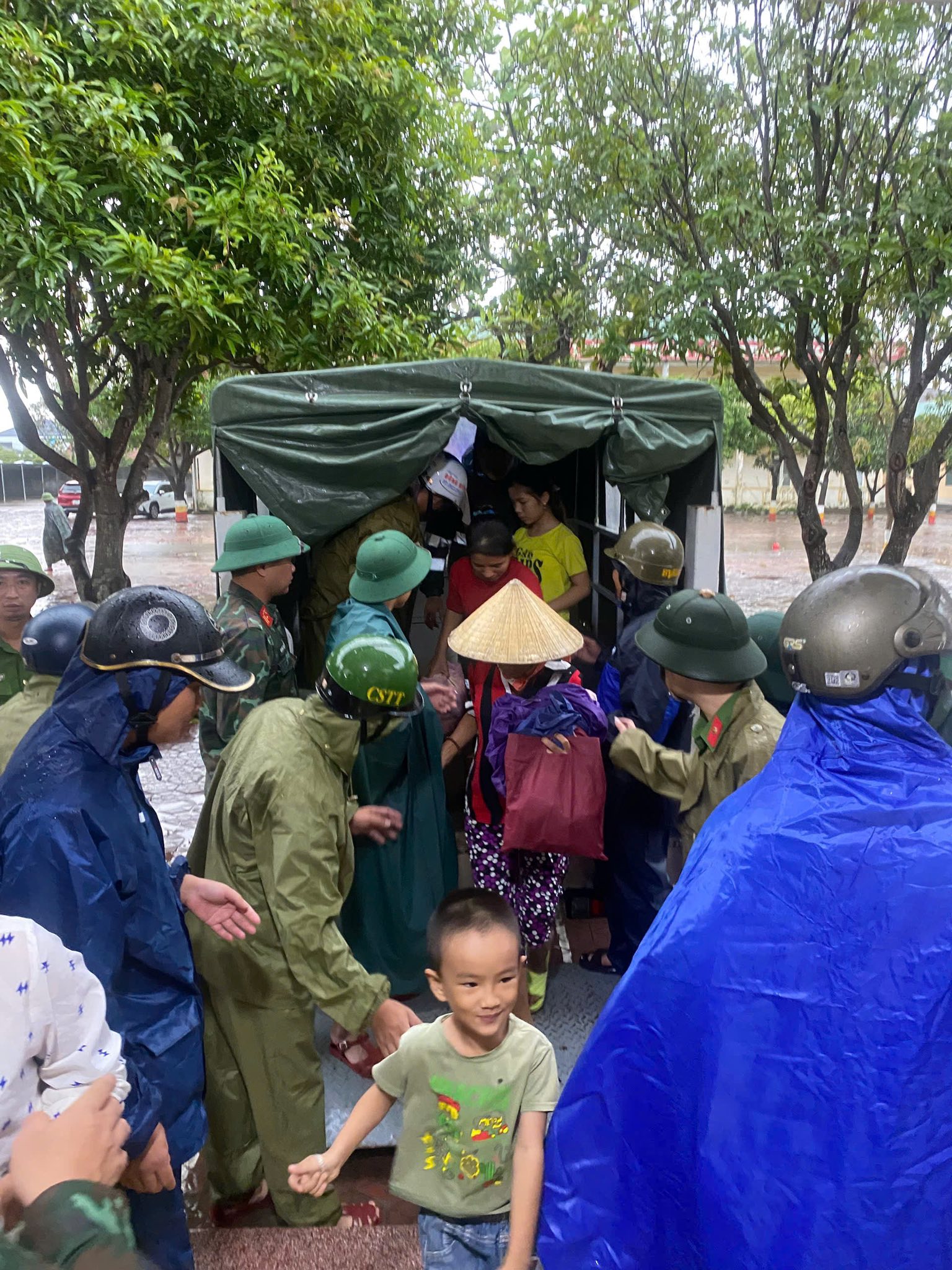 Bộ đội, công an căng mình di dời dân, chằng néo tàu thuyền chống bão Bualoi- Ảnh 12.