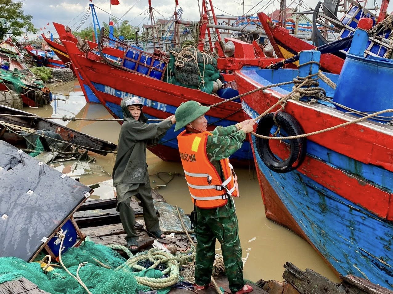 Bộ đội, công an căng mình di dời dân, chằng néo tàu thuyền chống bão Bualoi- Ảnh 4.