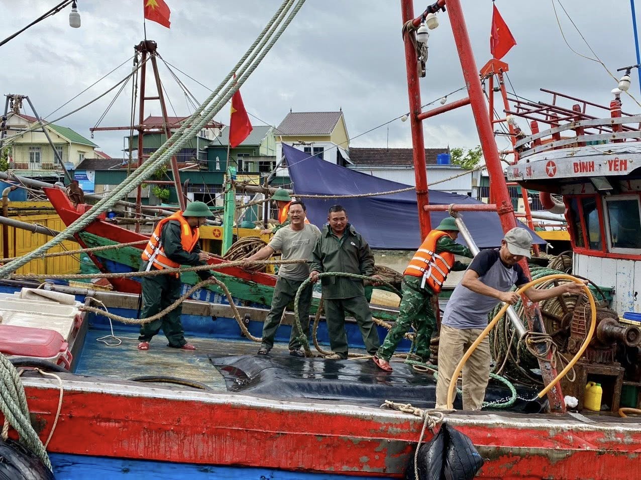 Bộ đội, công an căng mình di dời dân, chằng néo tàu thuyền chống bão Bualoi- Ảnh 1.
