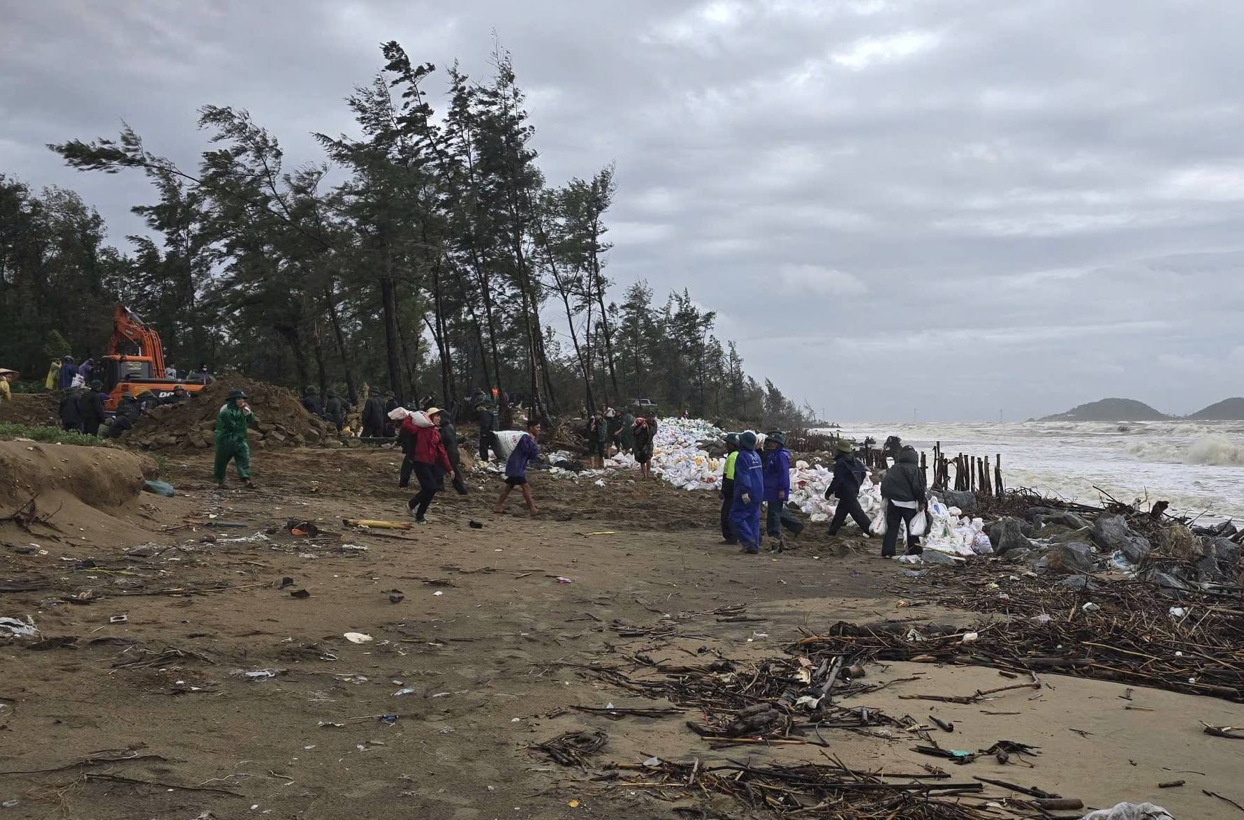 Hà Tĩnh: Hàng trăm người đội mưa gia cố đê biển phòng chống bão số 10- Ảnh 7.