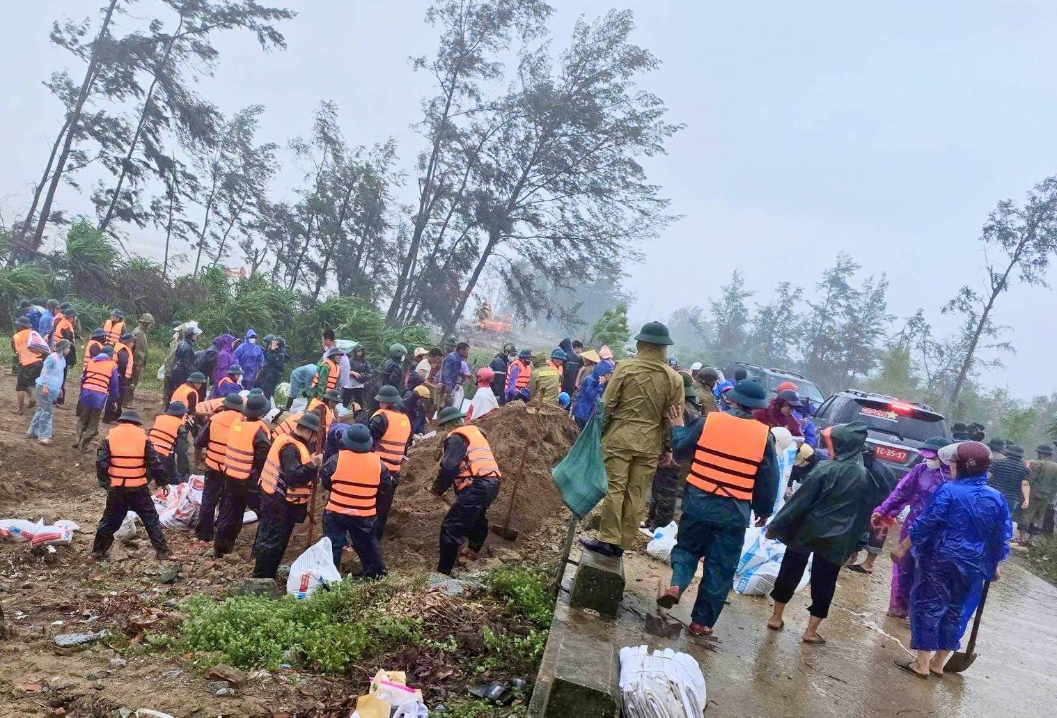 Hà Tĩnh: Hàng trăm người đội mưa gia cố đê biển phòng chống bão số 10- Ảnh 6.