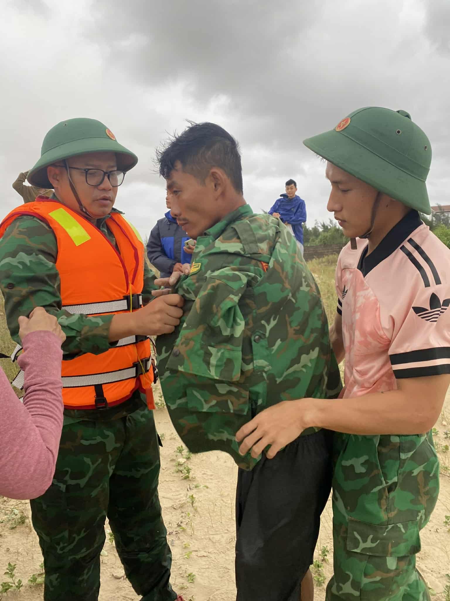 Đang tìm kiếm 10 thuyền viên trên 2 tàu cá vào trú bão gặp nạn ở Quảng Trị- Ảnh 2. Đang tìm kiếm 10 thuyền viên trên 2 tàu cá vào trú bão gặp nạn ở Quảng Trị- Ảnh 2.