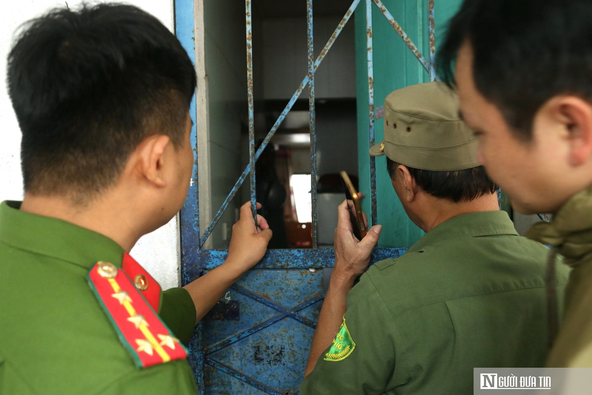 Công an gõ từng nhà vận động người dân sống ở chung cư gần 50 tuổi đi tránh bão- Ảnh 2.