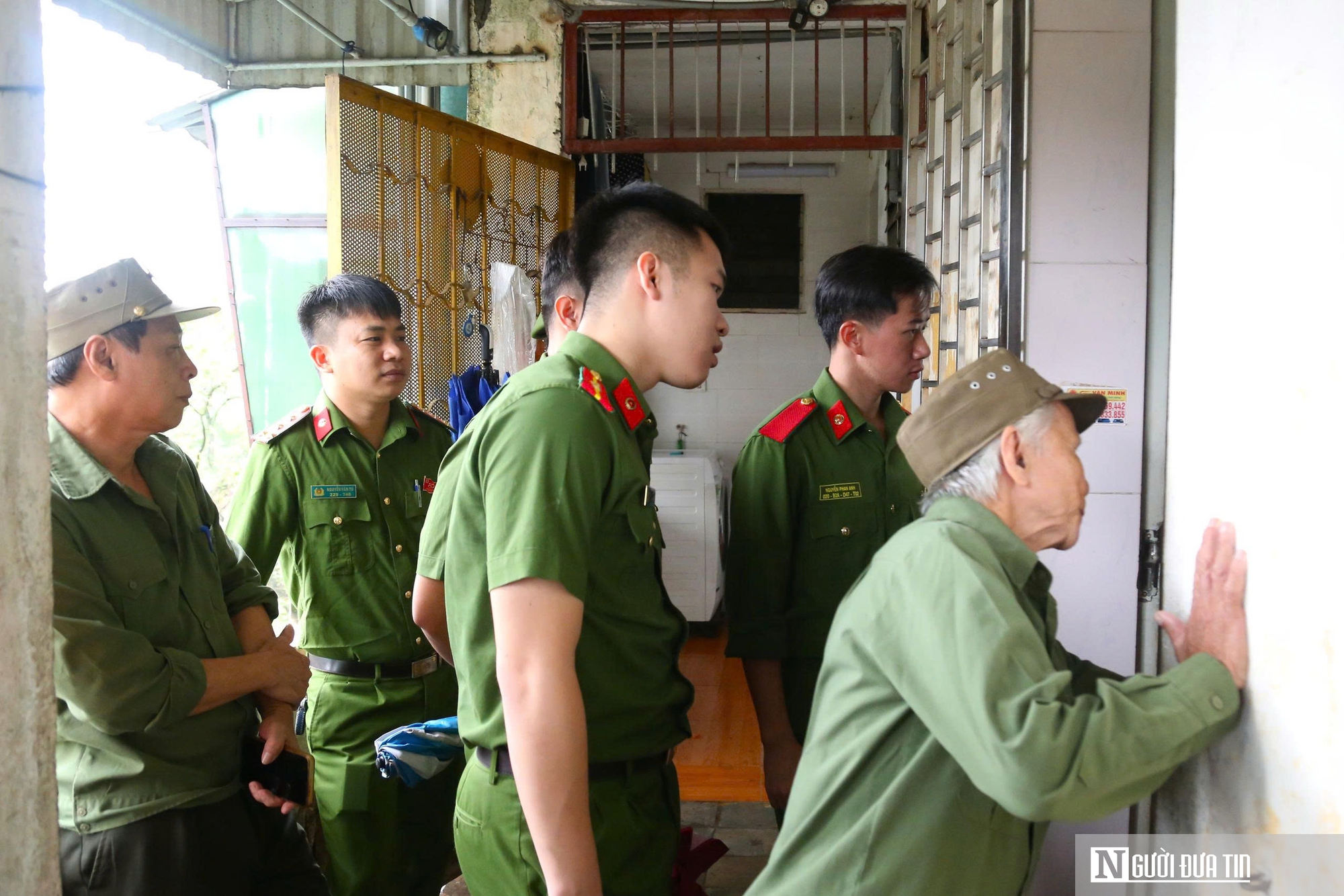 Công an gõ từng nhà vận động người dân sống ở chung cư gần 50 tuổi đi tránh bão- Ảnh 3.