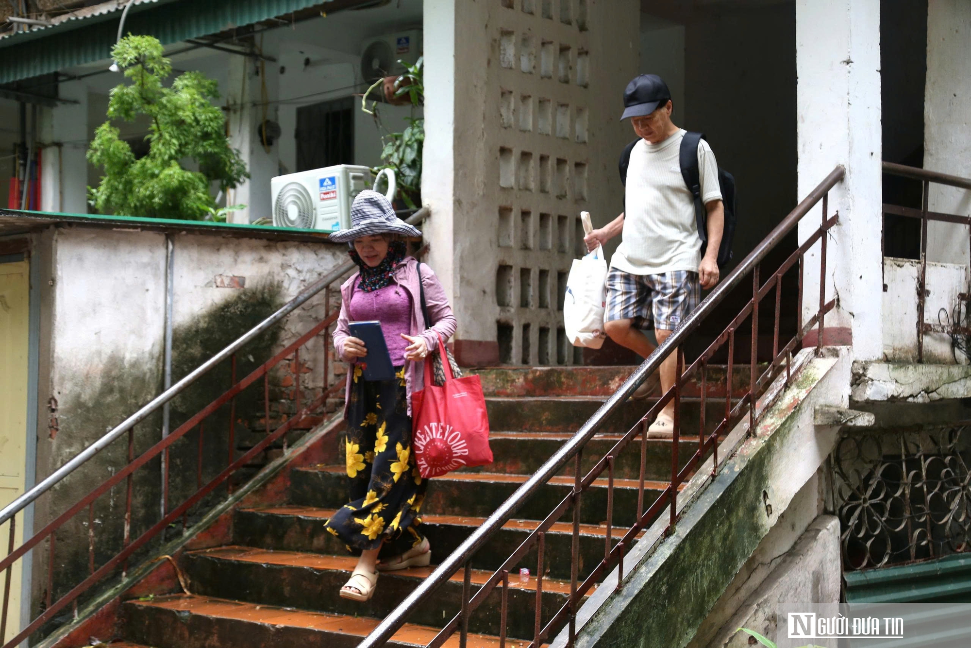 Công an gõ từng nhà vận động người dân sống ở chung cư gần 50 tuổi đi tránh bão- Ảnh 8.