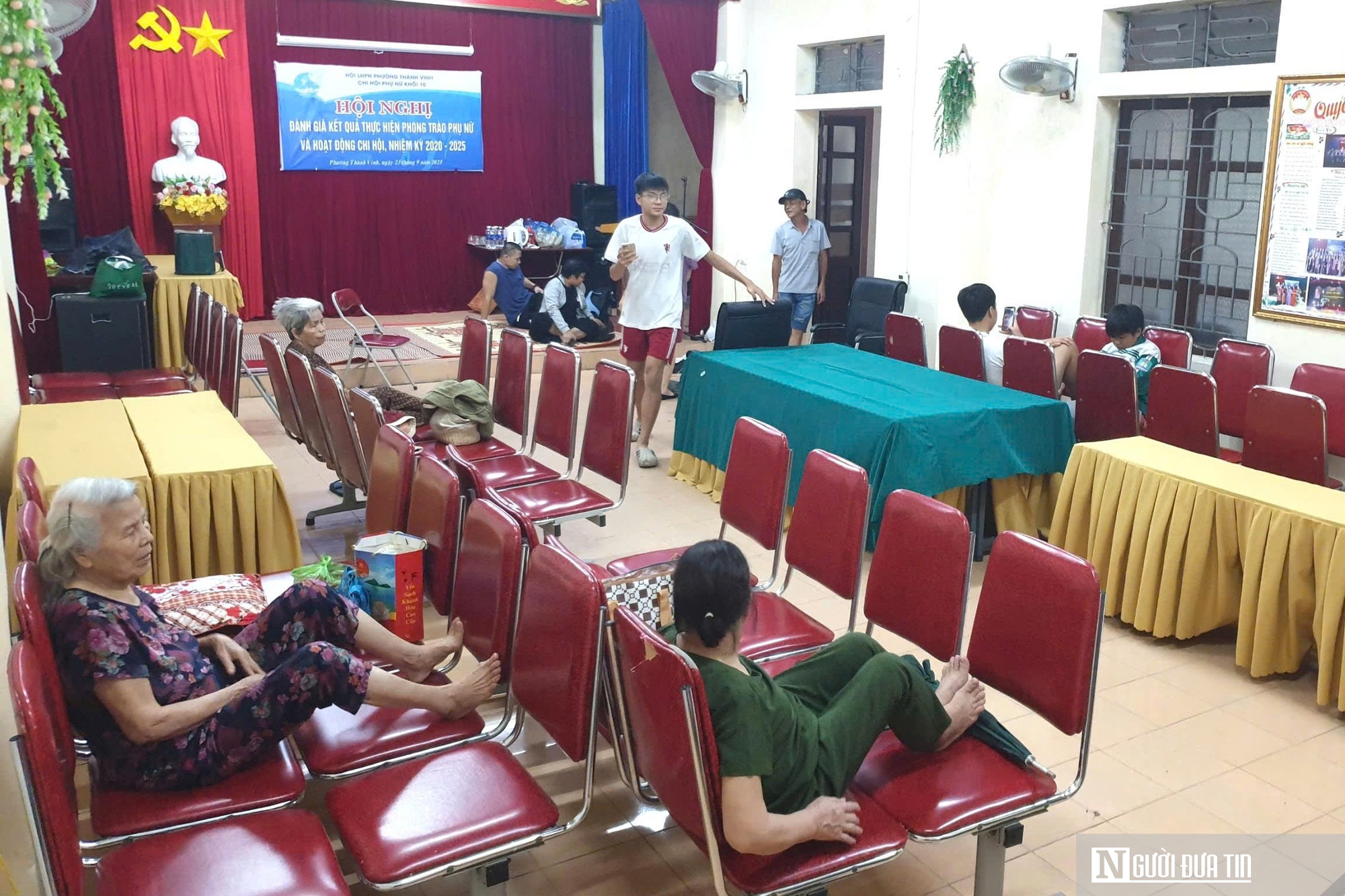 Công an gõ từng nhà vận động người dân sống ở chung cư gần 50 tuổi đi tránh bão- Ảnh 10.
