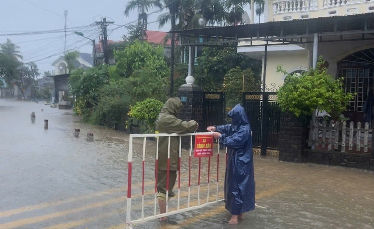 Lốc xoáy gây tốc mái hàng chục ngôi nhà, Huế siết chặt hạn chế người dân ra đường- Ảnh 2.