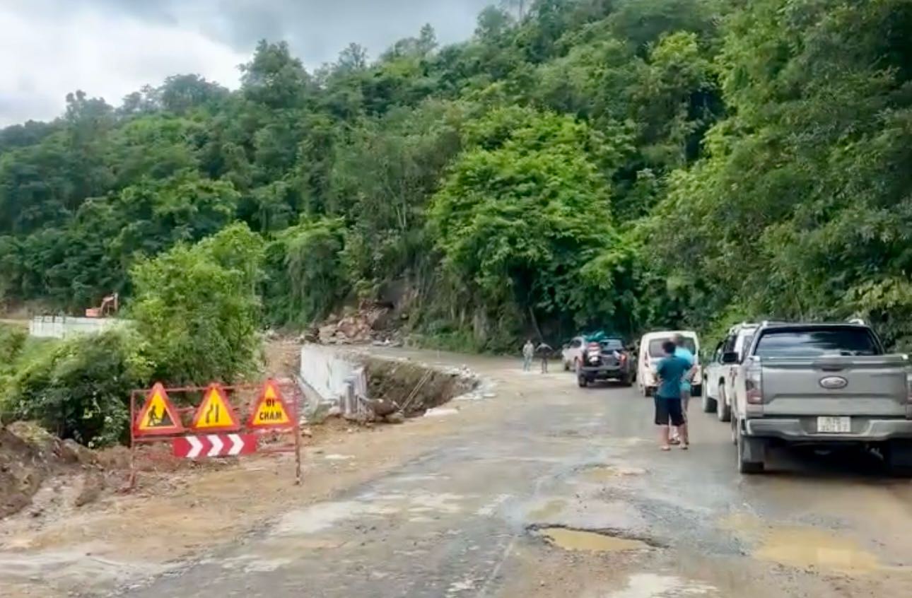 Sự thật thông tin Quốc lộ 28B bị sạt lở đá, gây ùn tắc nghiêm trọng- Ảnh 2. Sự thật thông tin Quốc lộ 28B bị sạt lở đá, gây ùn tắc nghiêm trọng- Ảnh 2.