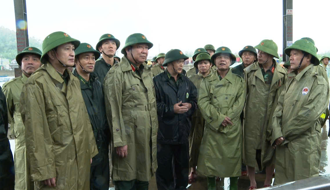 Bộ đội, công an căng mình di dời dân, chằng néo tàu thuyền chống bão Bualoi- Ảnh 3.