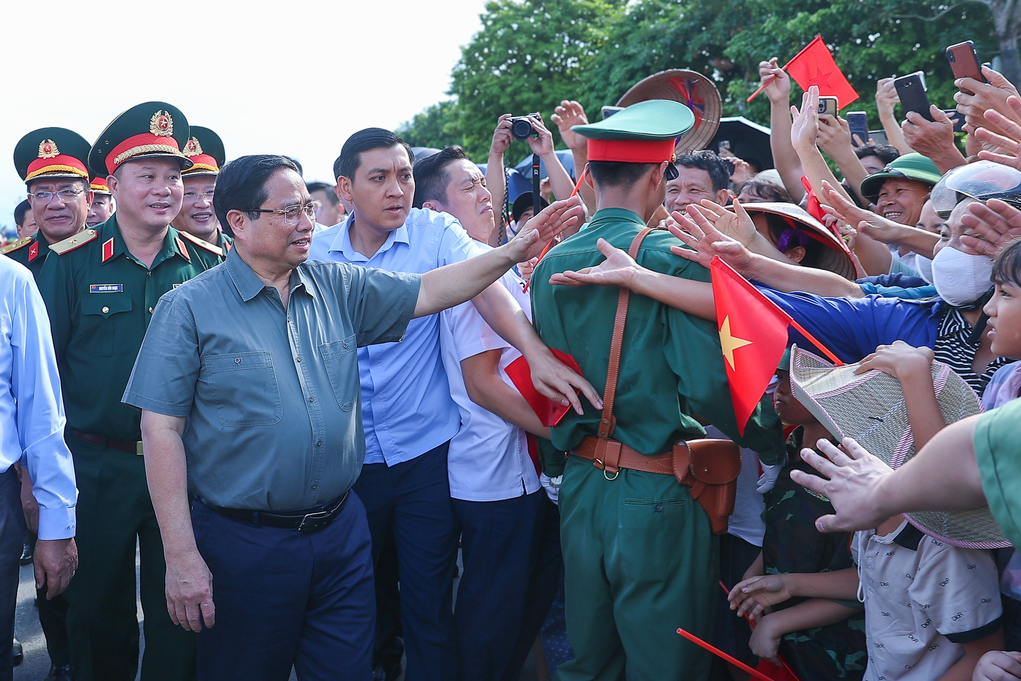 Thủ tướng: Khai thác cầu Phong Châu mới 'xứng đáng với mong mỏi và những giọt nước mắt của người dân'- Ảnh 9.