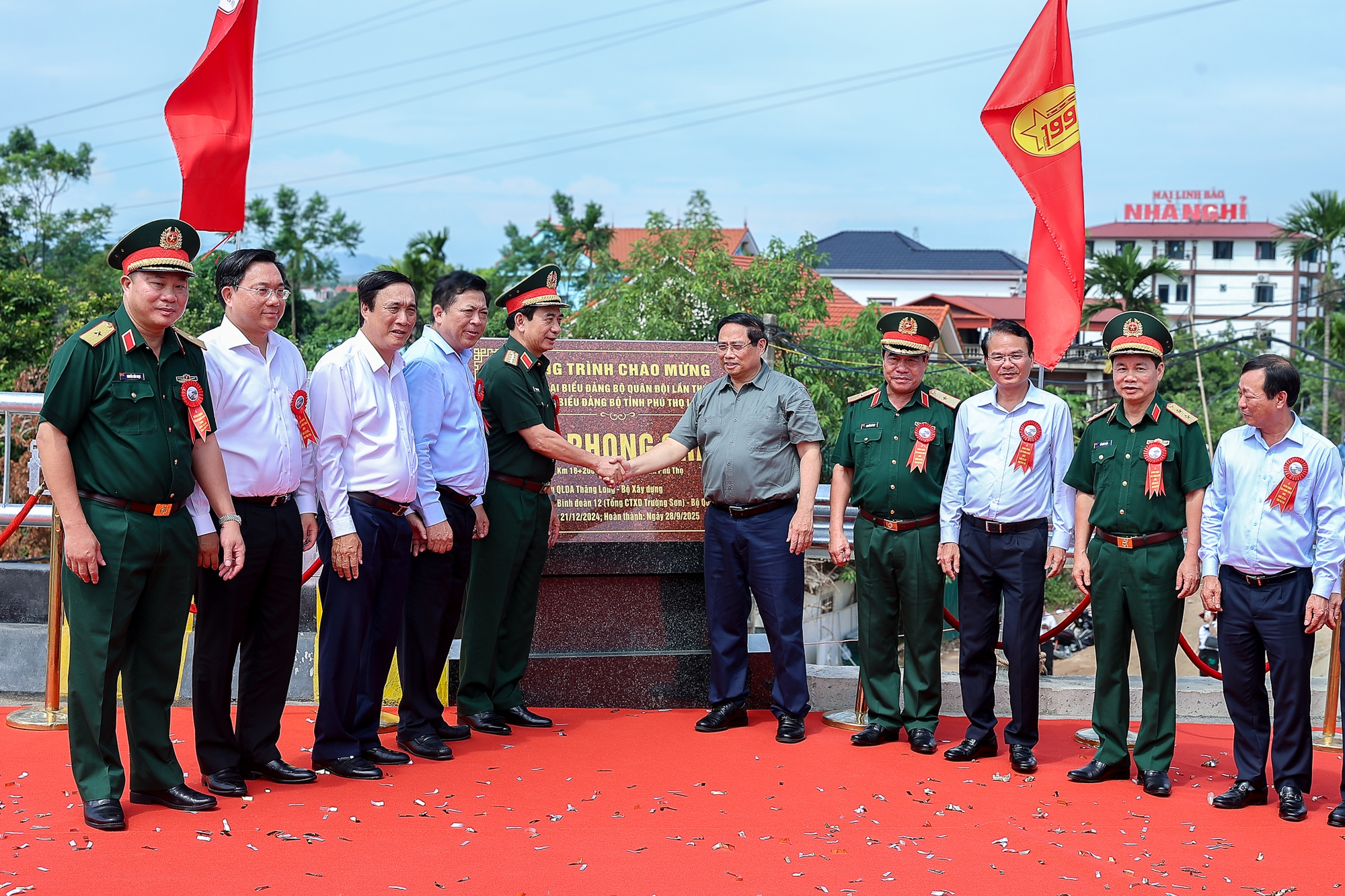 Thủ tướng: Khai thác cầu Phong Châu mới 'xứng đáng với mong mỏi và những giọt nước mắt của người dân'- Ảnh 2.