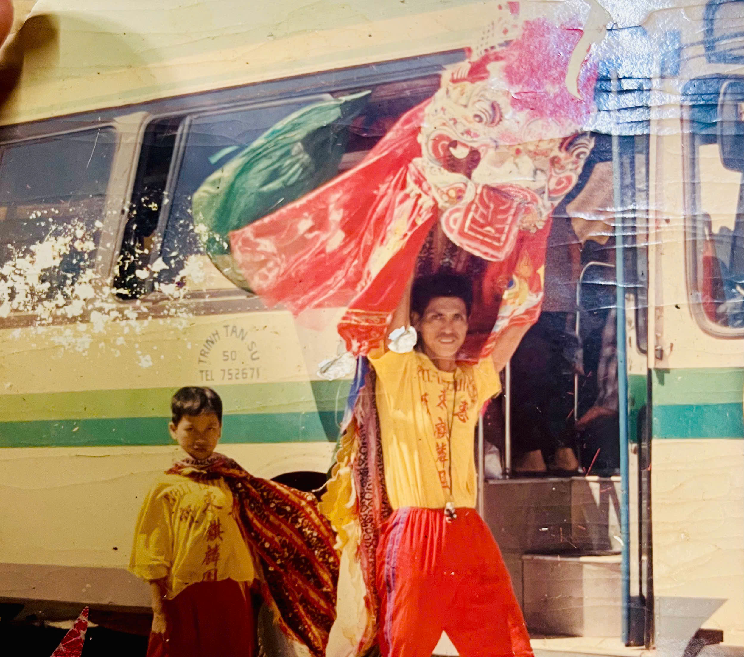 Người thổi hồn vào giấy bồi và ruy băng, mang trung thu xuất ngoại- Ảnh 1. Người thổi hồn vào giấy bồi và ruy băng, mang trung thu xuất ngoại- Ảnh 1.