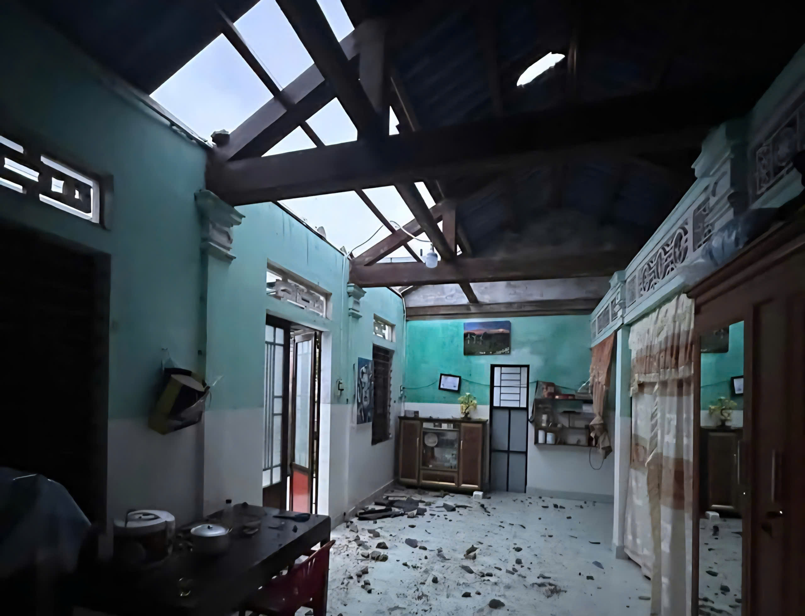 Lốc xoáy gây tốc mái hàng chục ngôi nhà, Huế siết chặt hạn chế người dân ra đường- Ảnh 1.