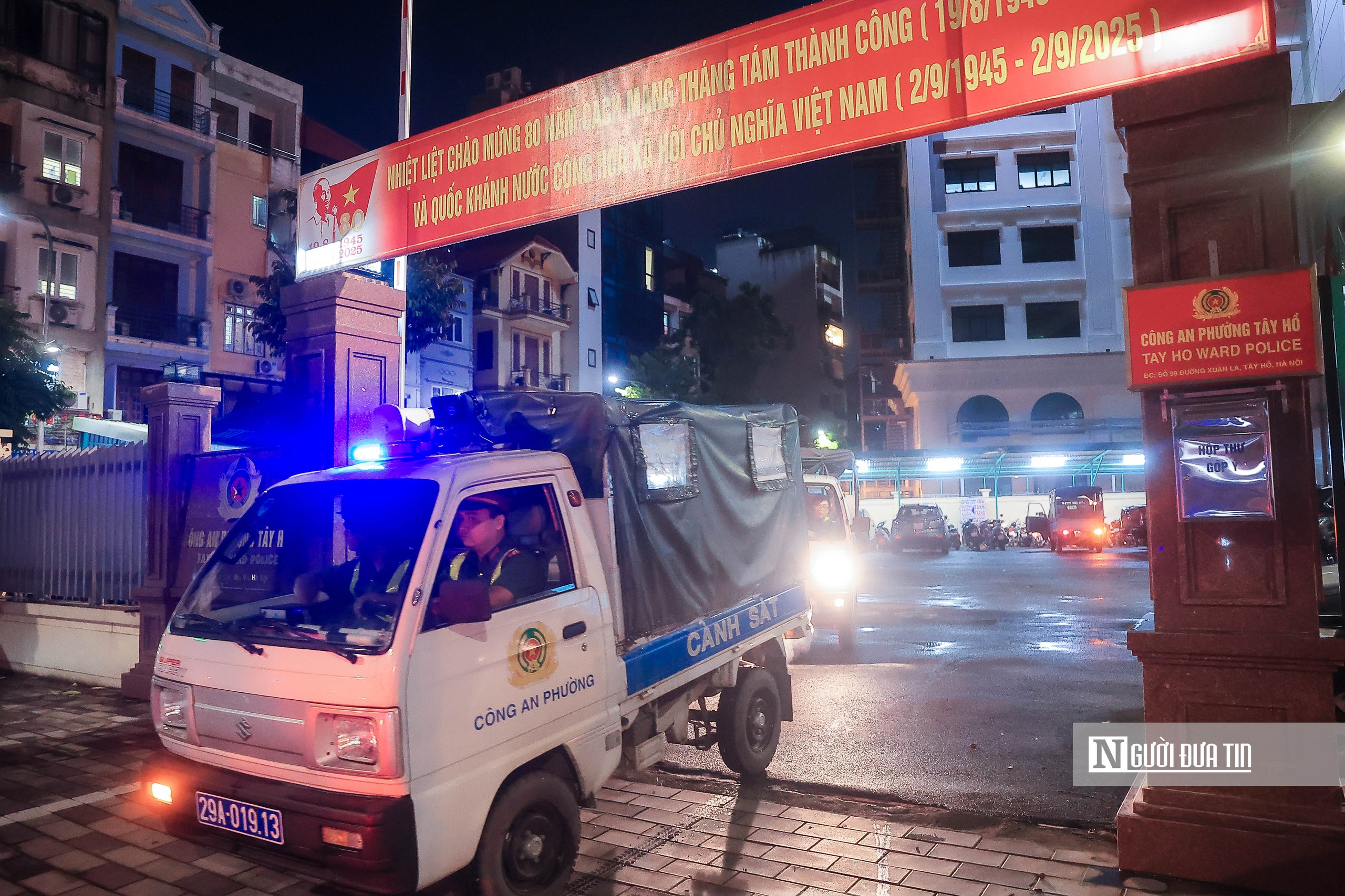 Công an phường Tây Hồ duy trì lực lượng đảm bảo không tái diễn lấn chiếm vỉa hè - Ảnh 2.