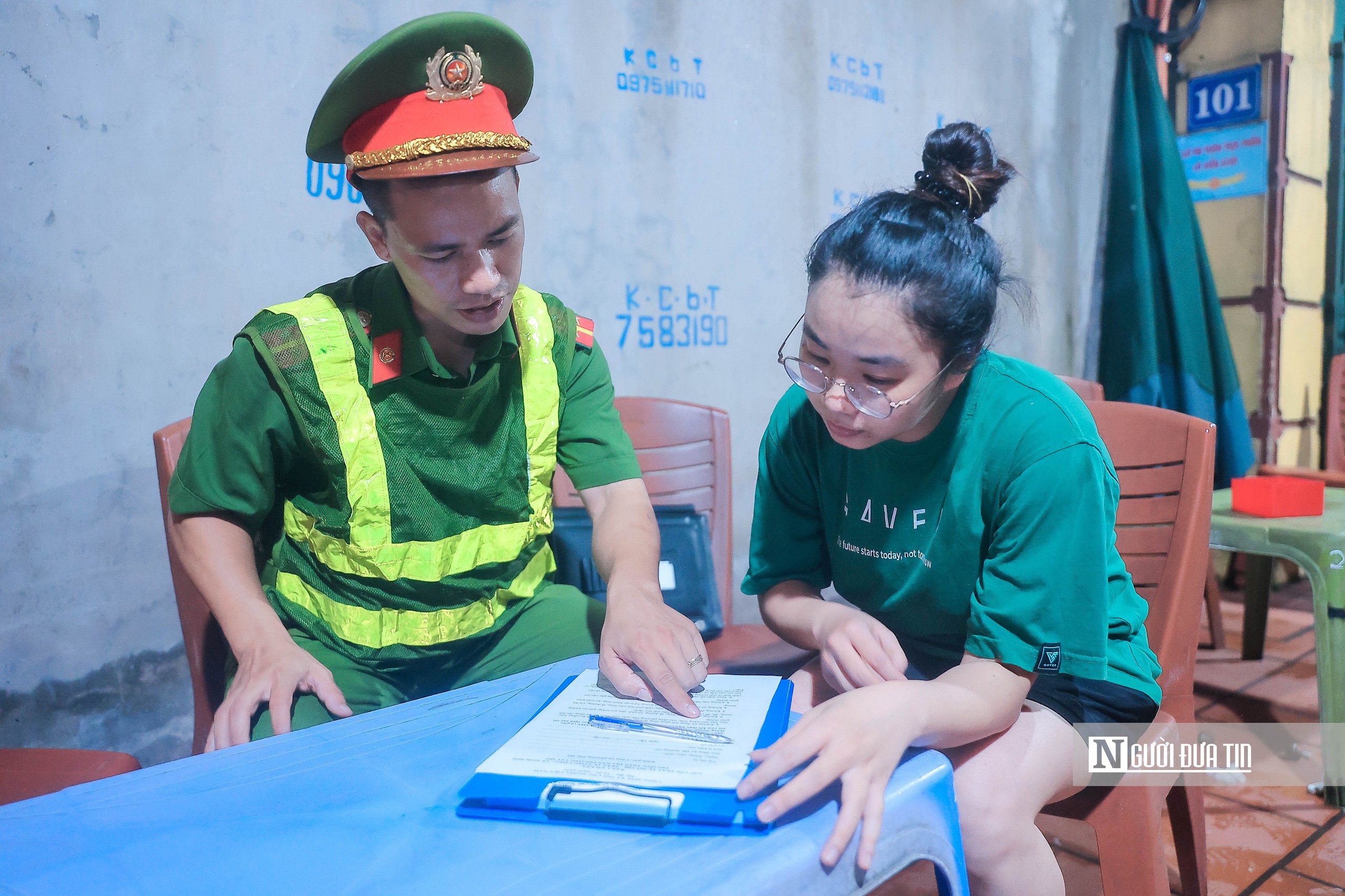 Công an phường Tây Hồ duy trì lực lượng đảm bảo không tái diễn lấn chiếm vỉa hè - Ảnh 8.