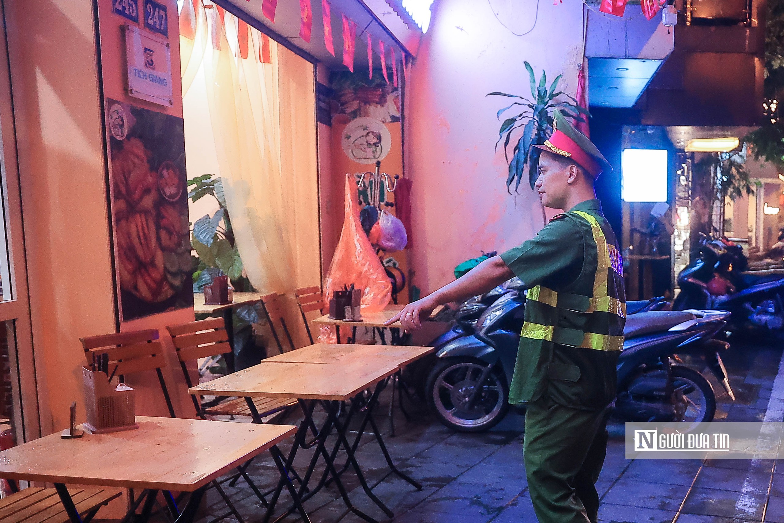 Công an phường Tây Hồ duy trì lực lượng đảm bảo không tái diễn lấn chiếm vỉa hè - Ảnh 6.