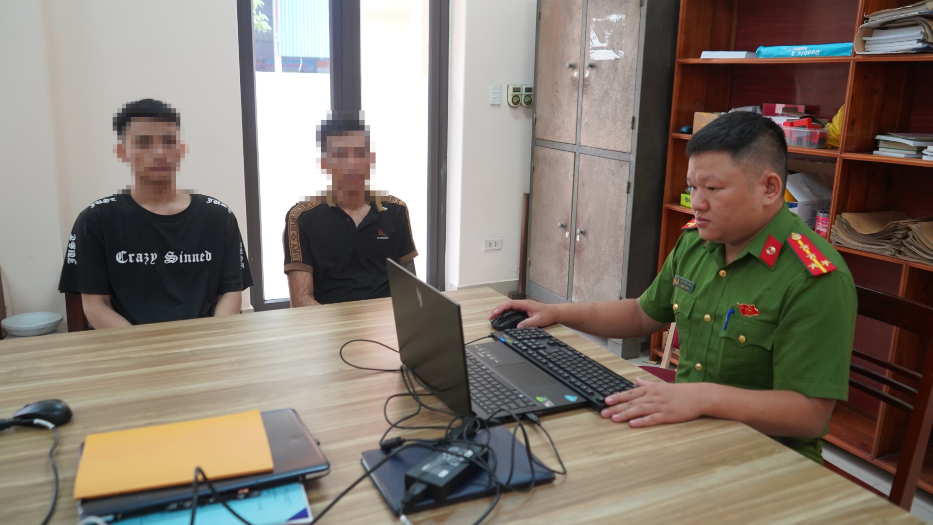 Từ lời hứa lương cao đến hàng rào thép gai- Ảnh 1.