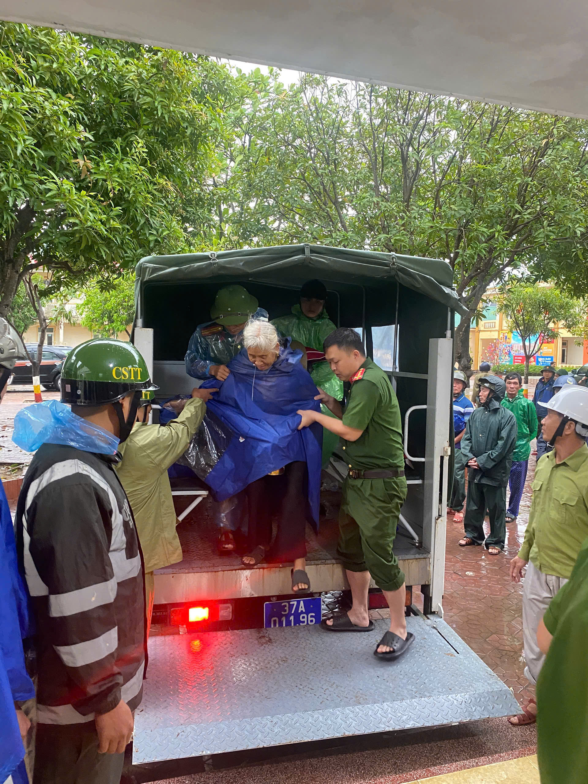 Bộ đội, công an căng mình di dời dân, chằng néo tàu thuyền chống bão Bualoi- Ảnh 7.