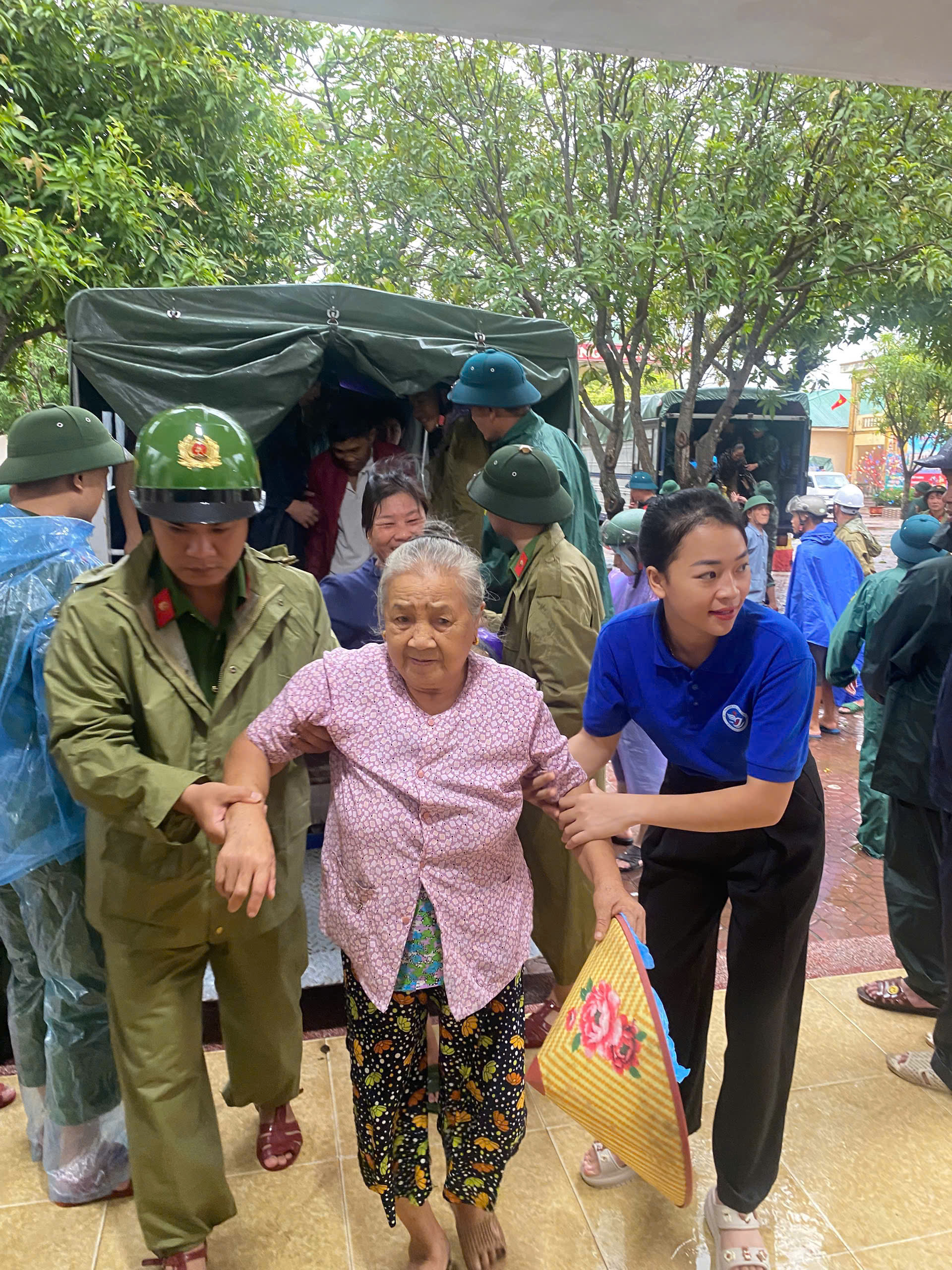 Bộ đội, công an căng mình di dời dân, chằng néo tàu thuyền chống bão Bualoi- Ảnh 10.