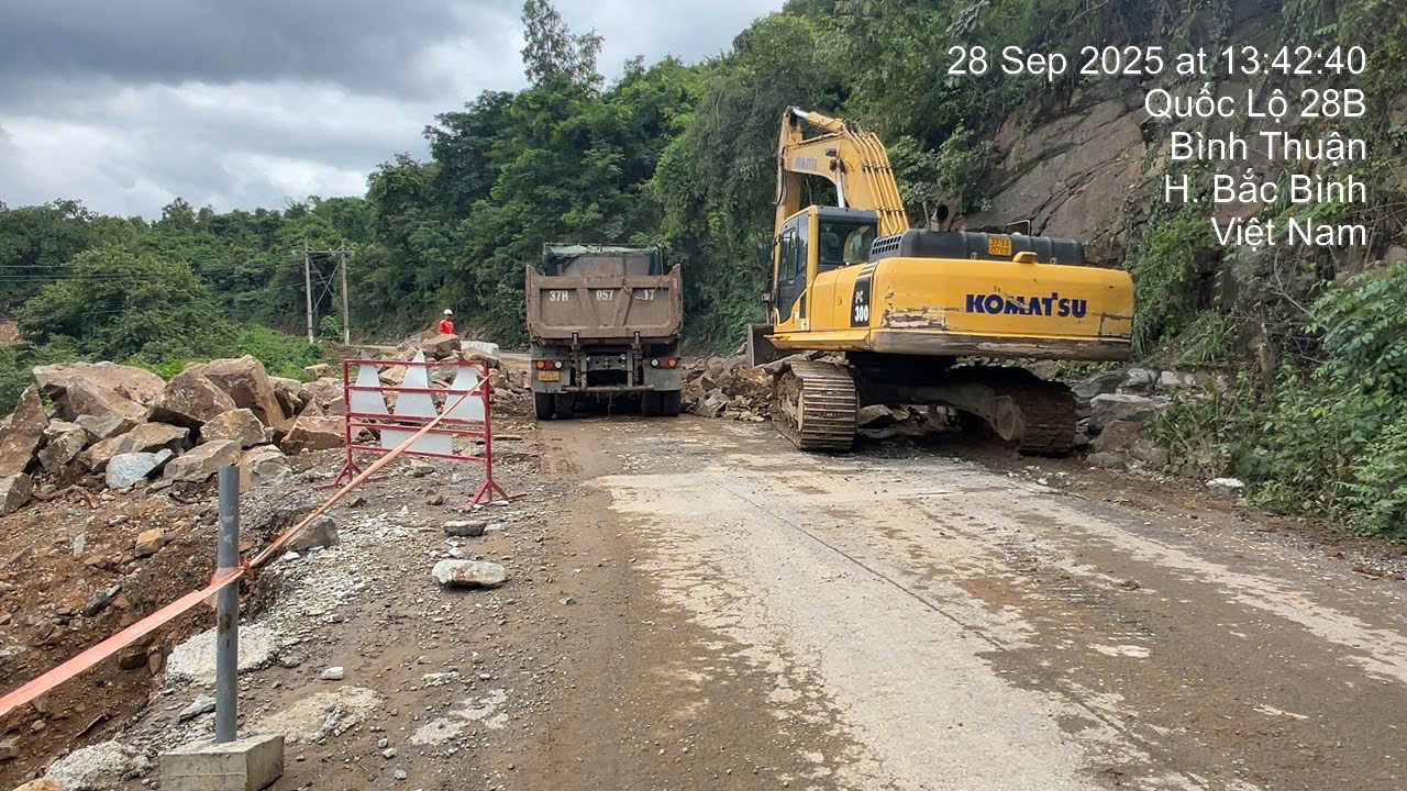 Sự thật thông tin Quốc lộ 28B bị sạt lở đá, gây ùn tắc nghiêm trọng- Ảnh 1. Sự thật thông tin Quốc lộ 28B bị sạt lở đá, gây ùn tắc nghiêm trọng- Ảnh 1.