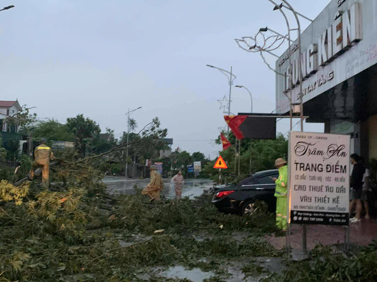 Những hình ảnh mới nhất tại Hà Tĩnh trong cơn bão số 10- Ảnh 4.