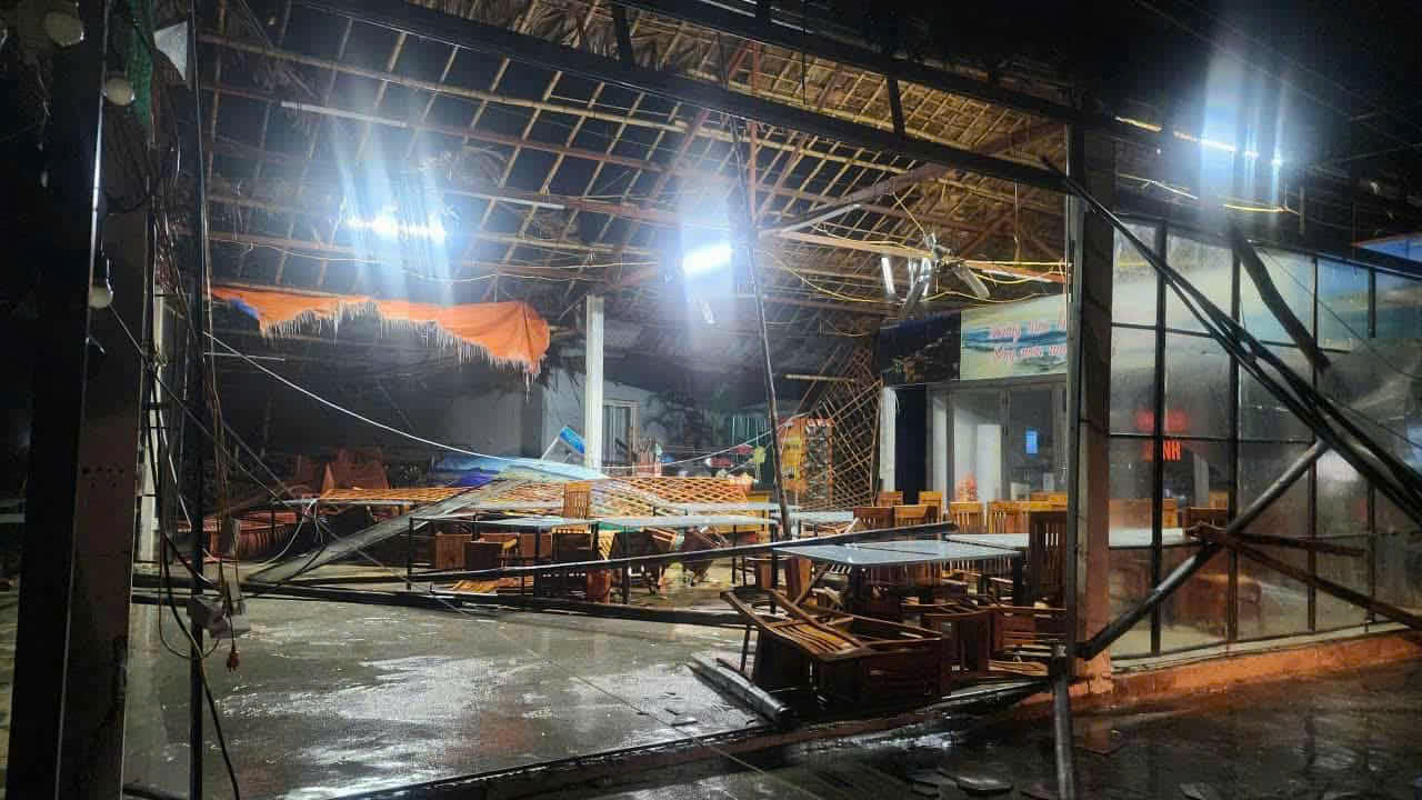 Những hình ảnh mới nhất tại Hà Tĩnh trong cơn bão số 10- Ảnh 1.