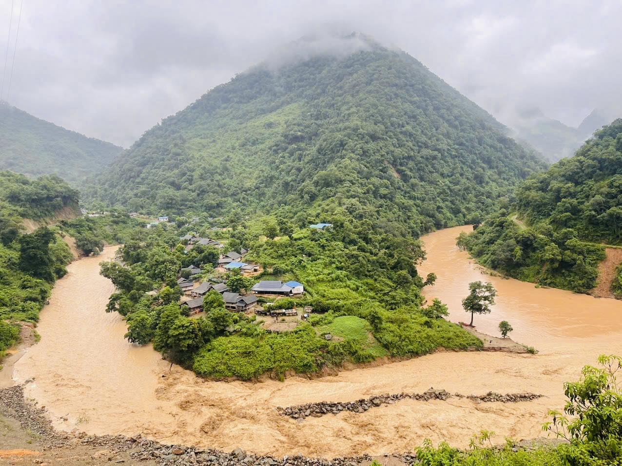 Nhiều tuyến quốc lộ, tỉnh lộ ở Nghệ An bị chia cắt do sạt lở, ngập úng sau bão số 10- Ảnh 9.