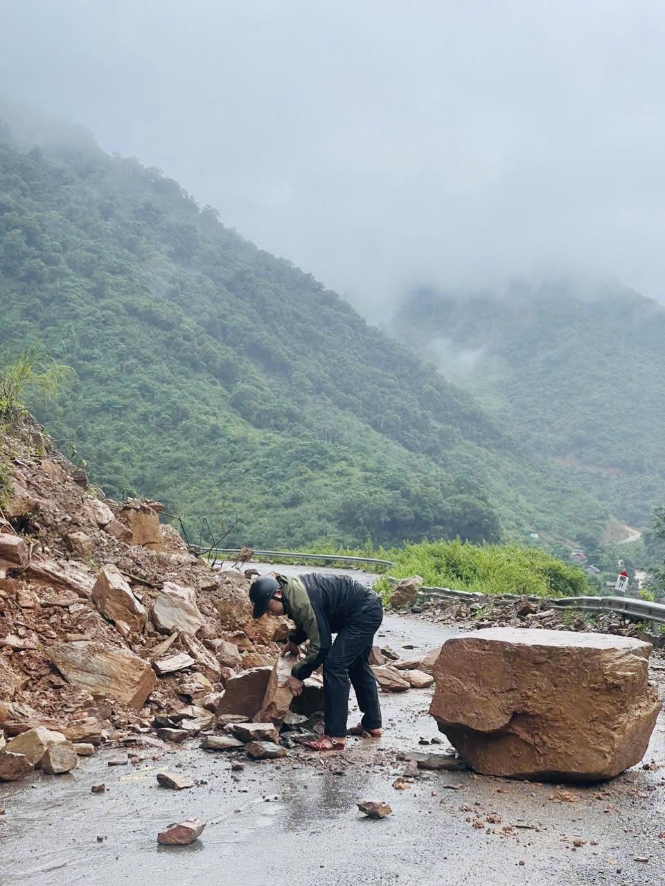 Nhiều tuyến quốc lộ, tỉnh lộ ở Nghệ An bị chia cắt do sạt lở, ngập úng sau bão số 10- Ảnh 11.