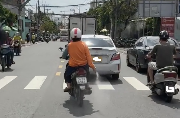 Xác minh video người phụ nữ rải "bột lạ" xuống đường - Ảnh 1.