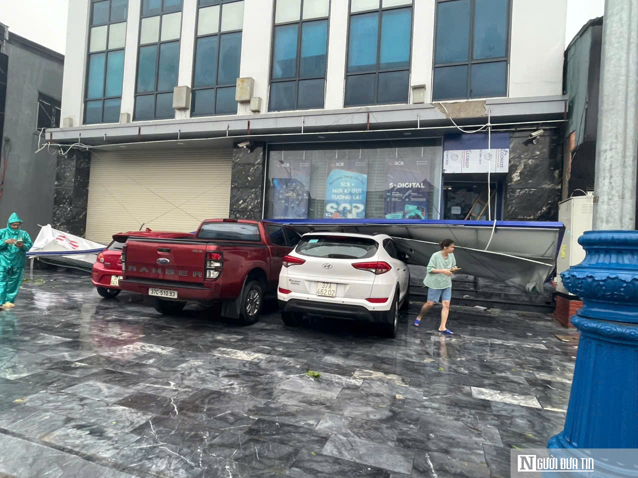 Hàng loạt ô tô bị hư hỏng sau bão Bualoi, xe máy bị quật ngã ngổn ngang- Ảnh 3.