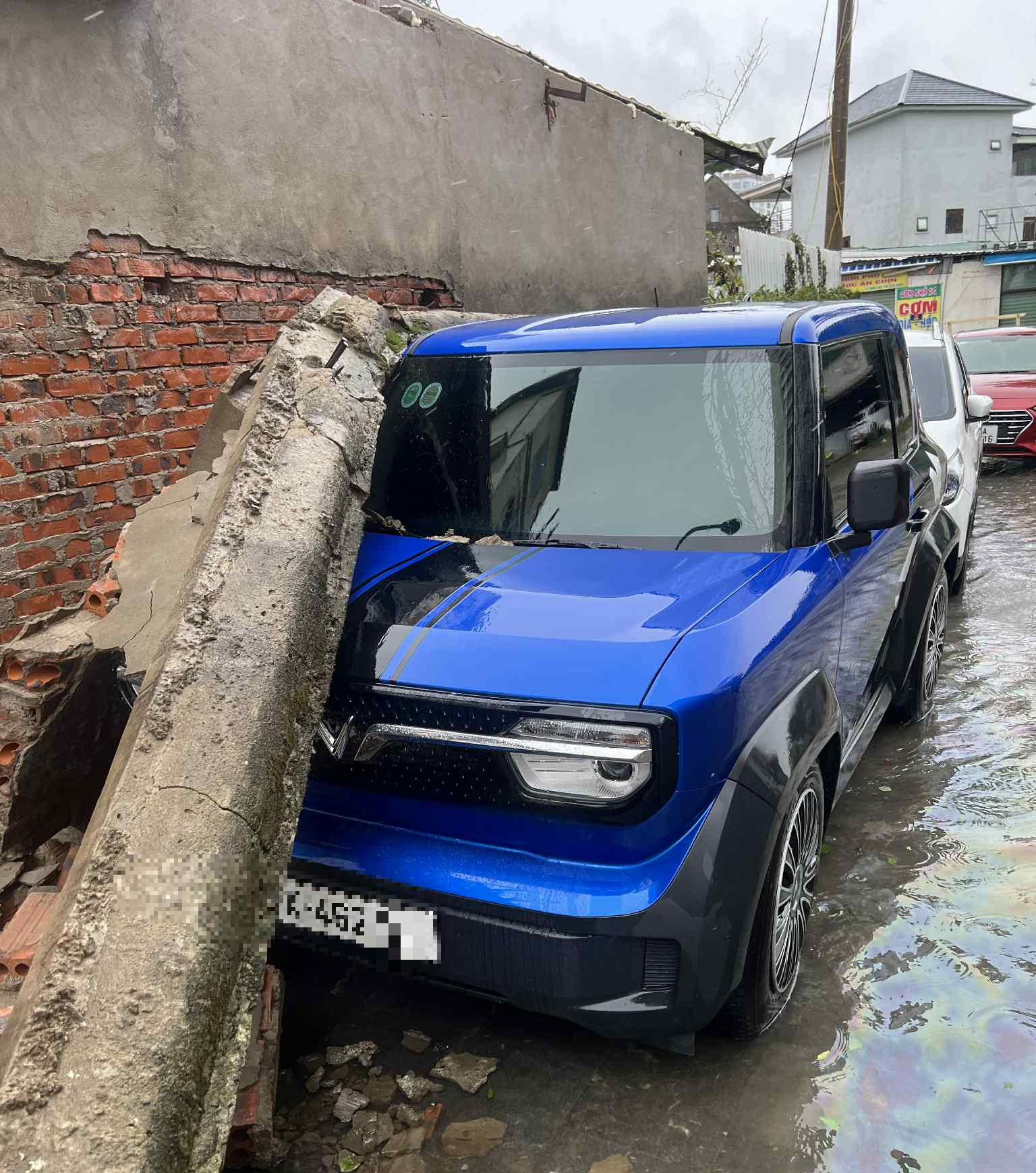 Hàng loạt ô tô bị hư hỏng sau bão Bualoi, xe máy bị quật ngã ngổn ngang- Ảnh 4.