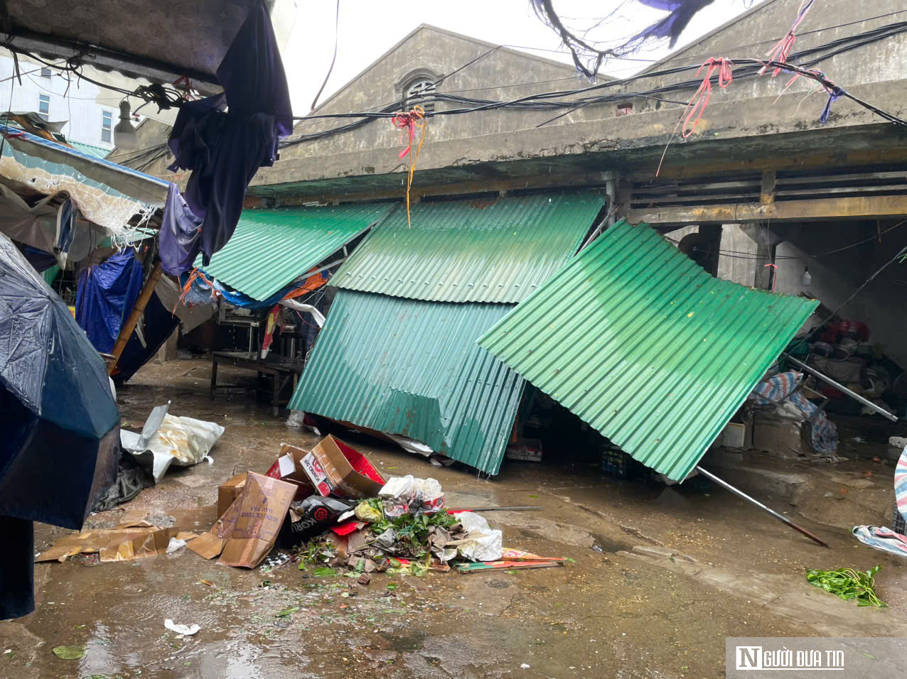 Các chợ dân sinh đổ nát, tan hoang sau khi bão BuaLoi đổ bộ- Ảnh 3.