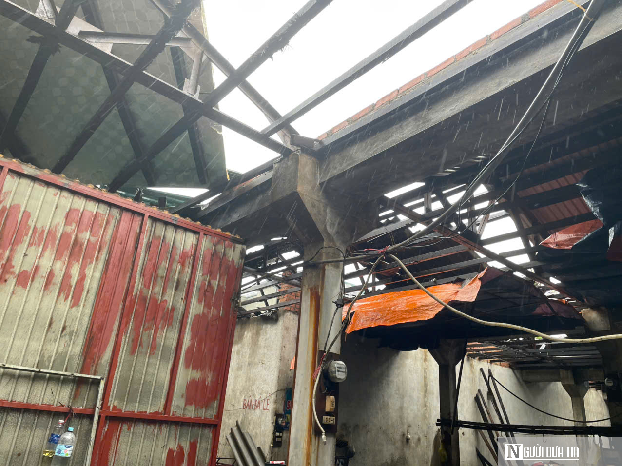 Các chợ dân sinh đổ nát, tan hoang sau khi bão BuaLoi đổ bộ- Ảnh 4.