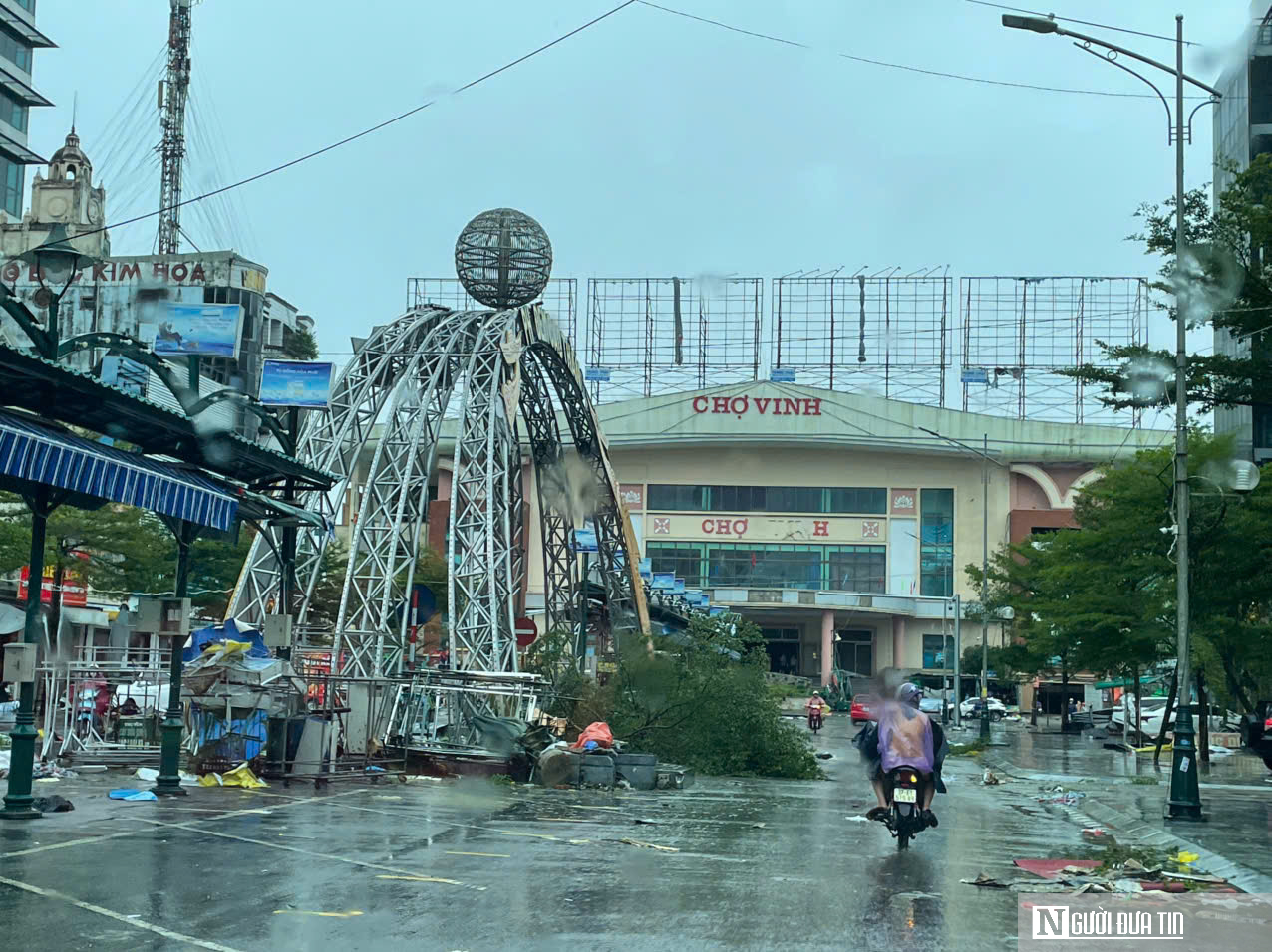 Các chợ dân sinh đổ nát, tan hoang sau khi bão BuaLoi đổ bộ- Ảnh 10.