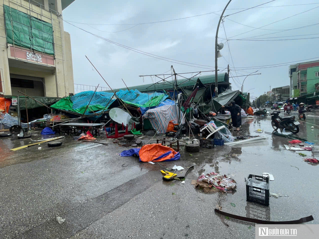 Các chợ dân sinh đổ nát, tan hoang sau khi bão BuaLoi đổ bộ- Ảnh 11.