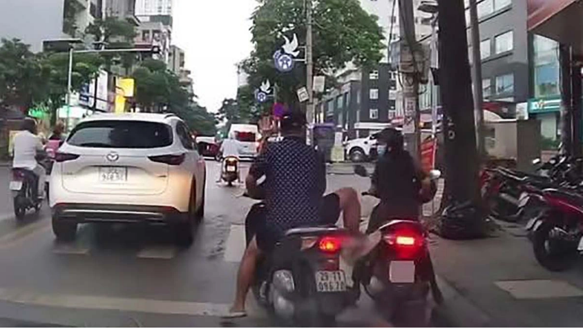 Hà Nội: xử lý nam thanh niên thiếu văn hoá khi tham gia giao thông tại ngã tư Ngô Thì Nhậm – Nguyễn Viết Xuân - Ảnh 1.