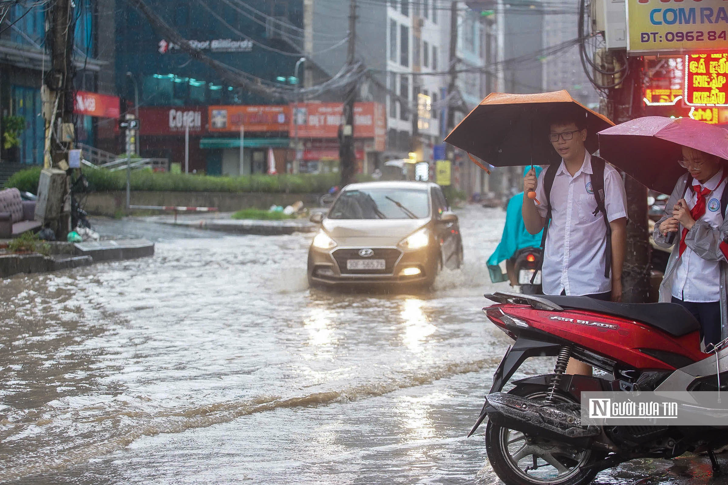 Hà Nội: Nhiều tuyến phố ngập sâu sau trận mưa lớn- Ảnh 9.