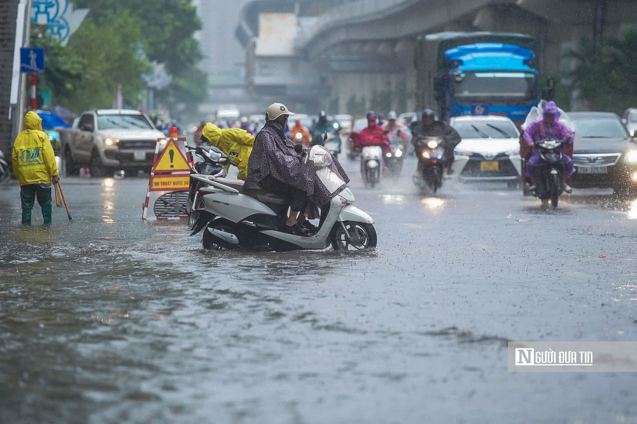 Hà Nội: Nhiều tuyến phố ngập sâu sau trận mưa lớn- Ảnh 2.