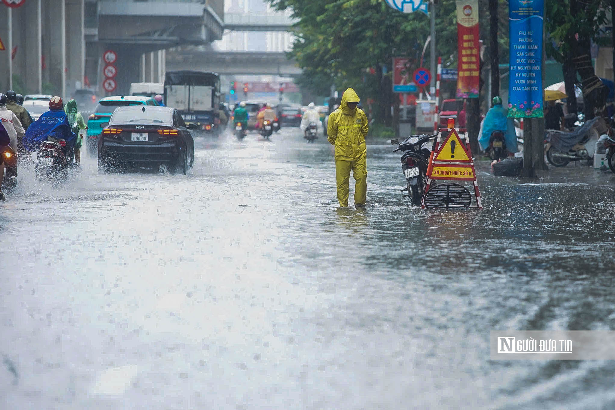 Hà Nội: Nhiều tuyến phố ngập sâu sau trận mưa lớn- Ảnh 3.