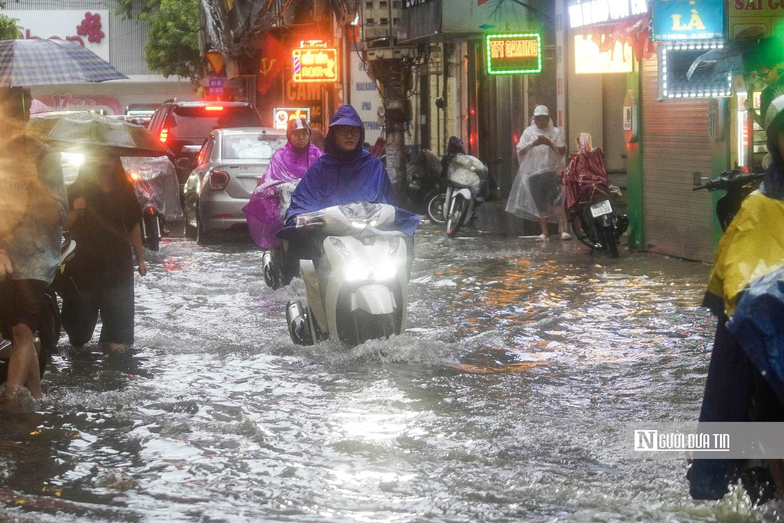 Hà Nội: Nhiều tuyến phố ngập sâu sau trận mưa lớn- Ảnh 12.