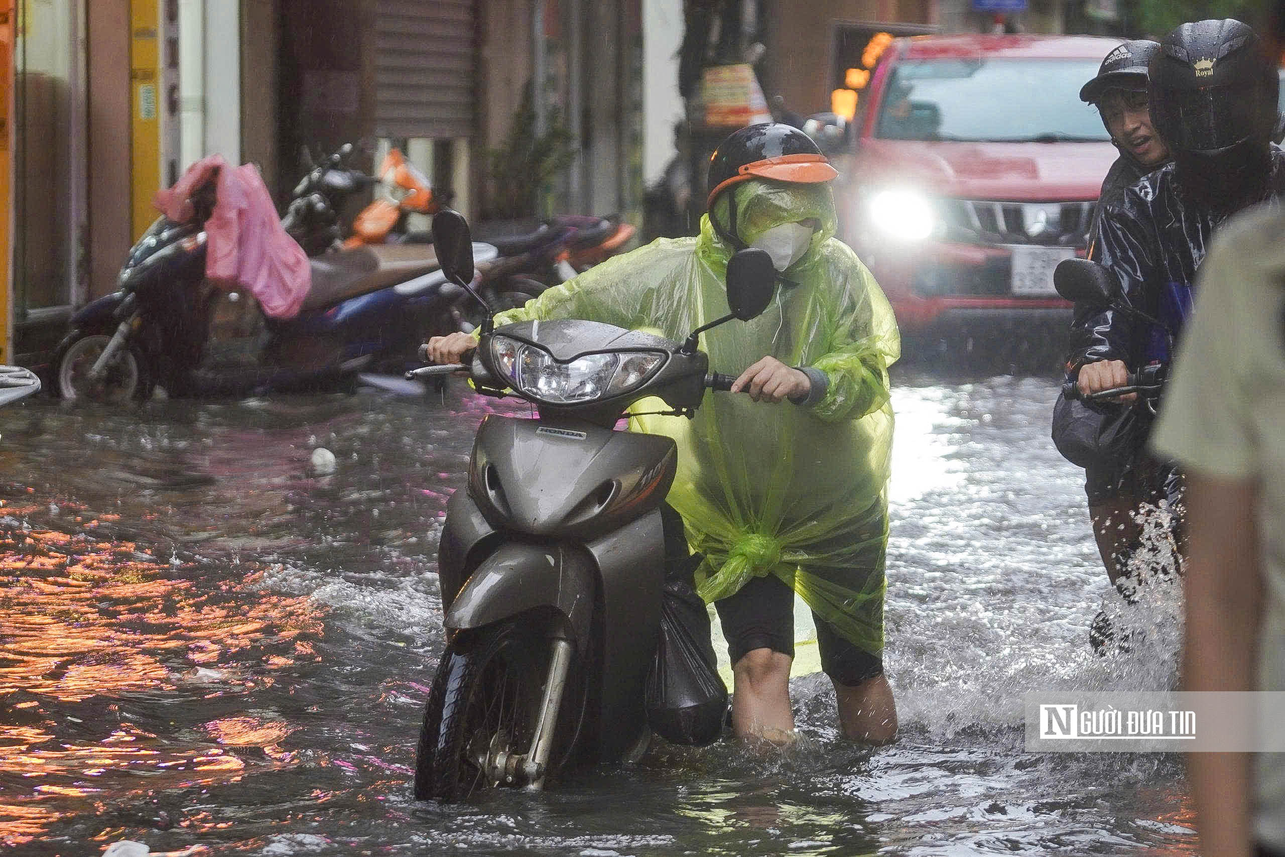 Hà Nội: Nhiều tuyến phố ngập sâu sau trận mưa lớn- Ảnh 15.