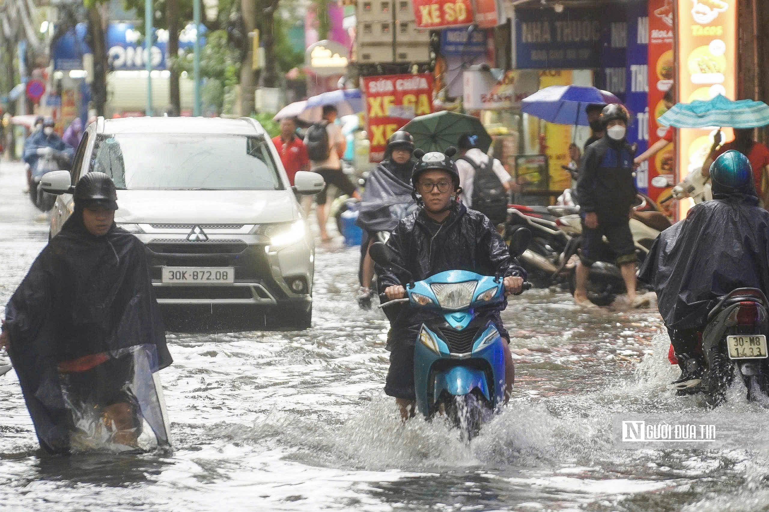 Hà Nội: Nhiều tuyến phố ngập sâu sau trận mưa lớn- Ảnh 7.