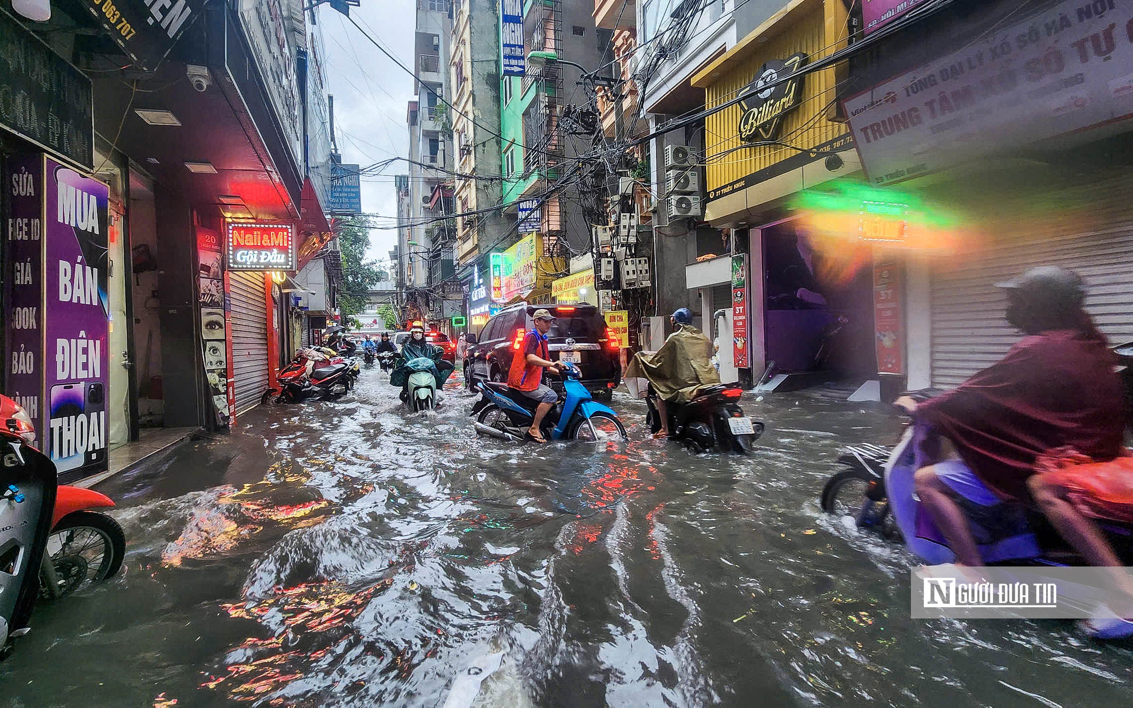 Hà Nội: Nhiều tuyến phố ngập sâu sau trận mưa lớn- Ảnh 10.