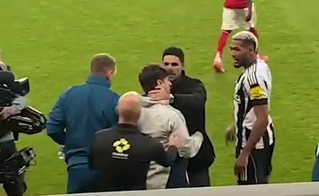 Xô xát nổ ra sau tiếng còi mãn cuộc trận Arsenal thắng Newcastle - Ảnh 1.