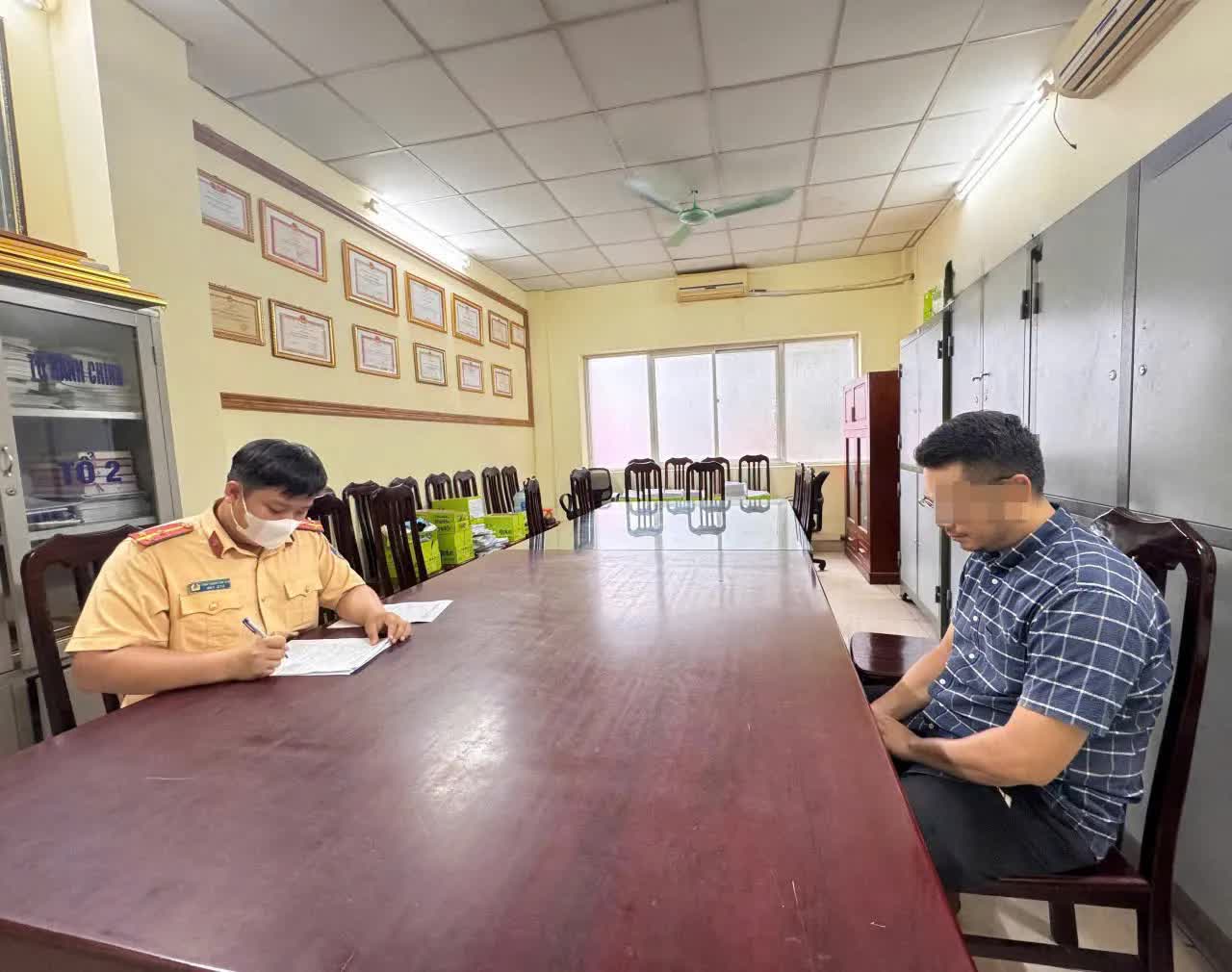 Hà Nội: xử lý nam thanh niên thiếu văn hoá khi tham gia giao thông tại ngã tư Ngô Thì Nhậm – Nguyễn Viết Xuân - Ảnh 2.