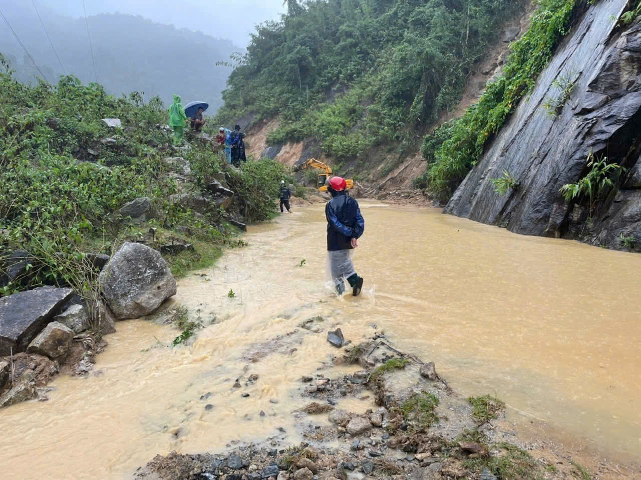 Nhiều tuyến quốc lộ, tỉnh lộ ở Nghệ An bị chia cắt do sạt lở, ngập úng sau bão số 10- Ảnh 5.