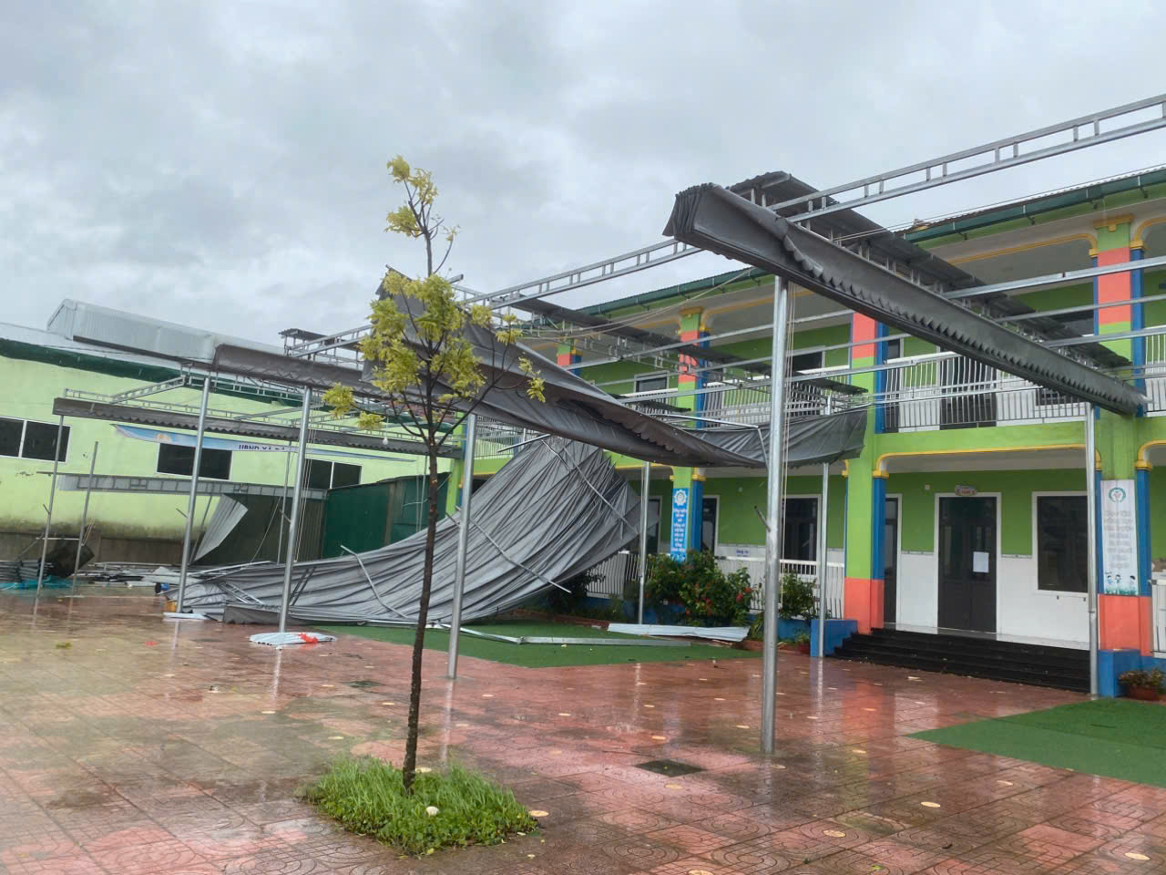 Nhiều trường học ở Nghệ An tốc mái, hư hỏng nặng sau bão BuaLoi- Ảnh 2.