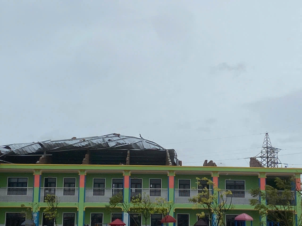 Nhiều trường học ở Nghệ An tốc mái, hư hỏng nặng sau bão BuaLoi- Ảnh 3.