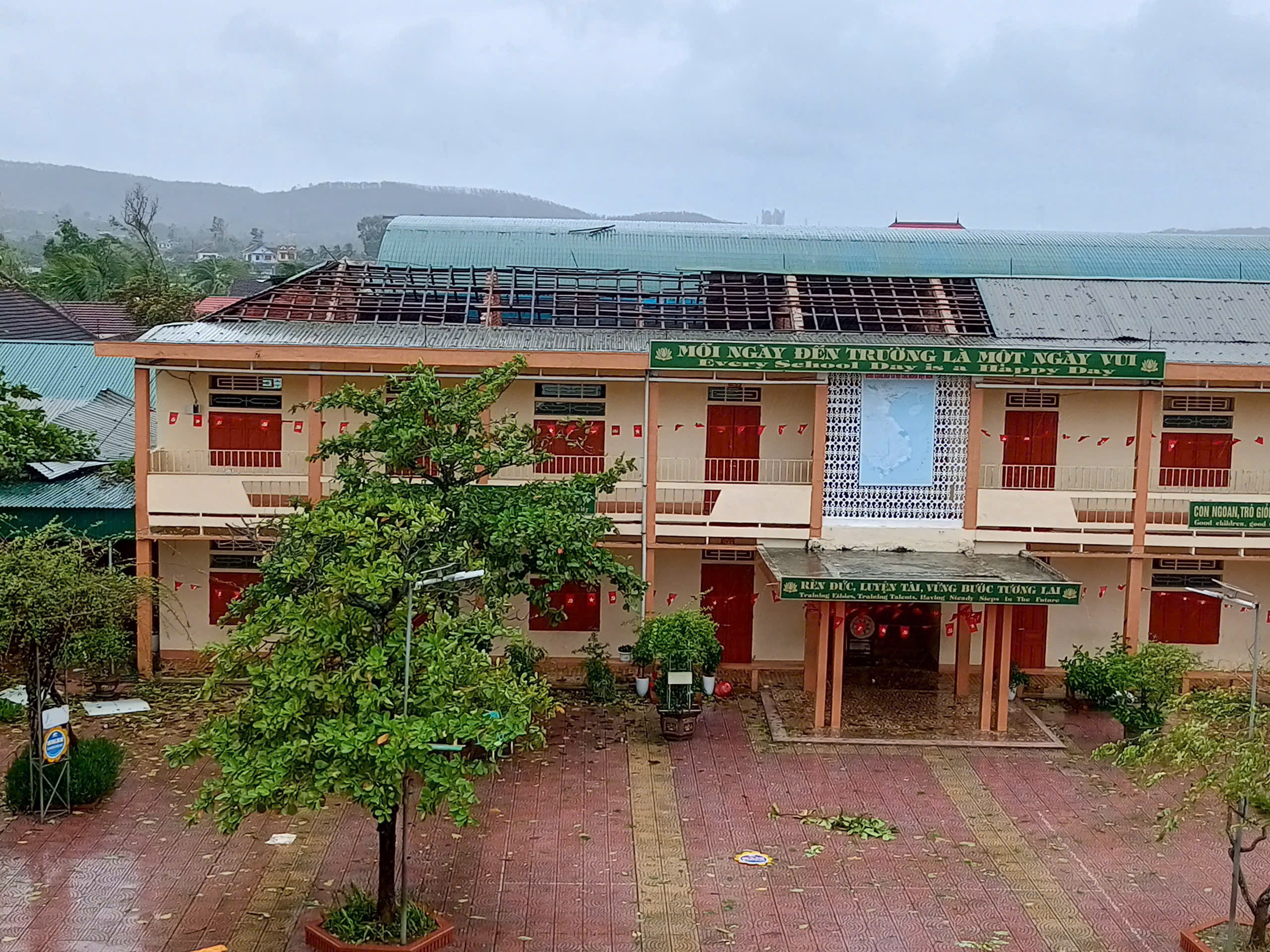 Nhiều trường học ở Nghệ An tốc mái, hư hỏng nặng sau bão BuaLoi- Ảnh 1.